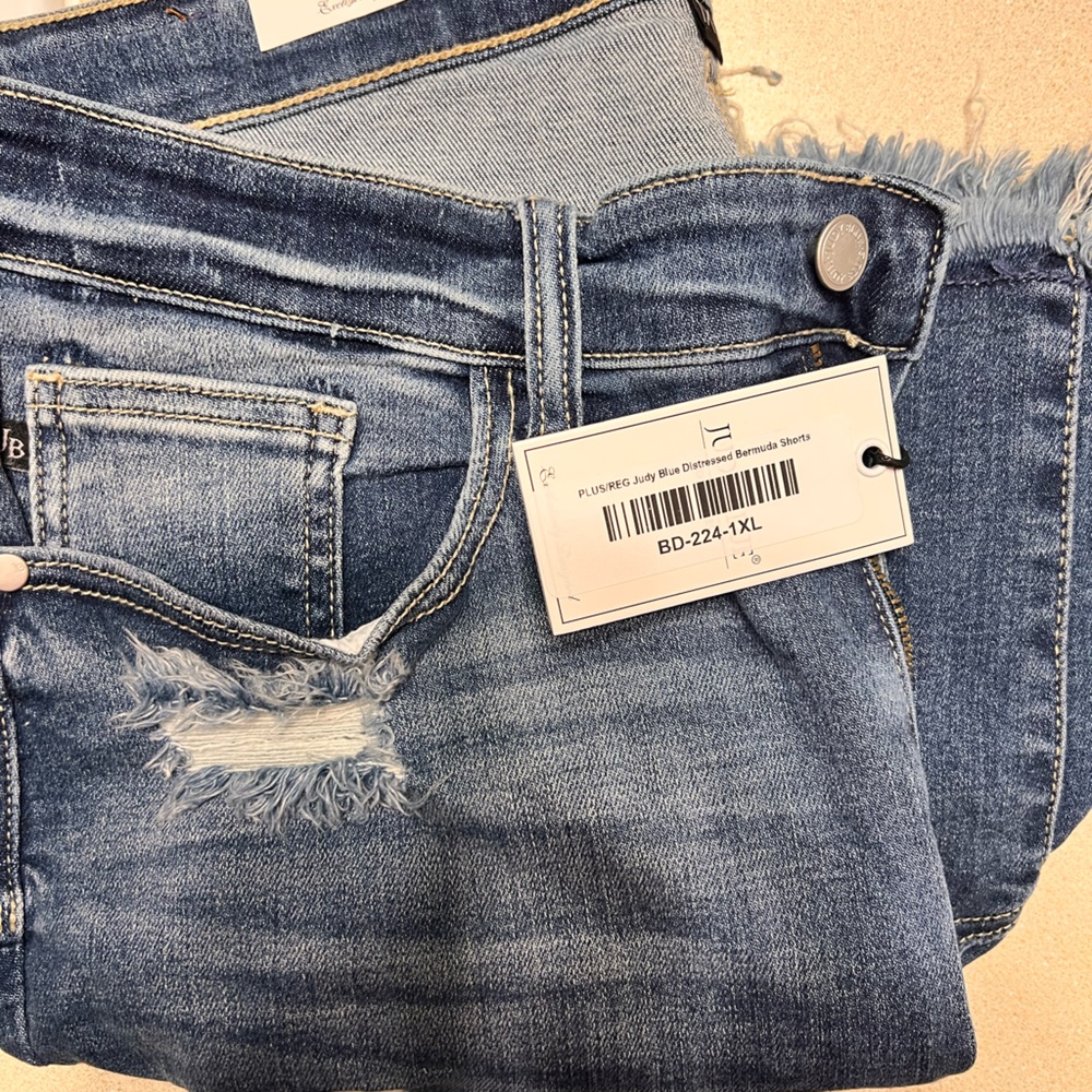 BNWT judy blue 1xl distressed Bermuda shorts